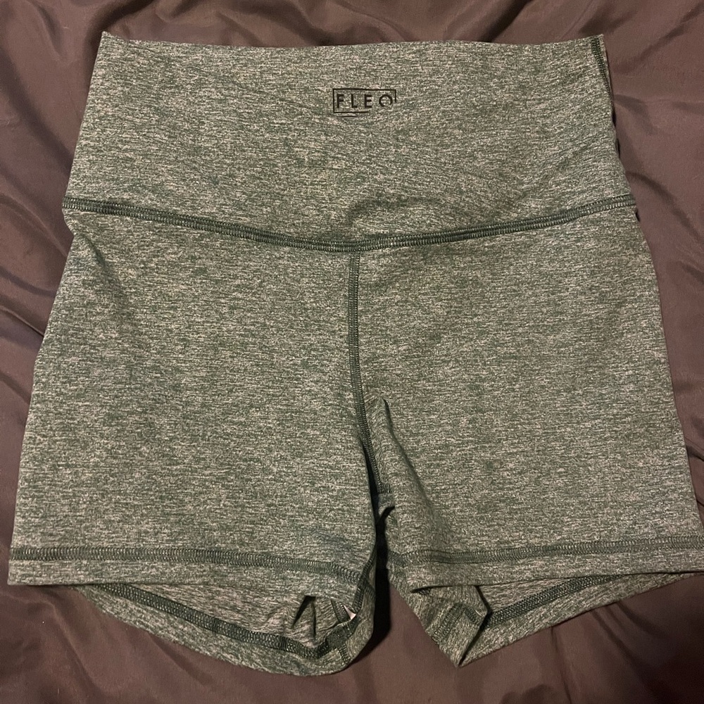 Fleo v waistband short